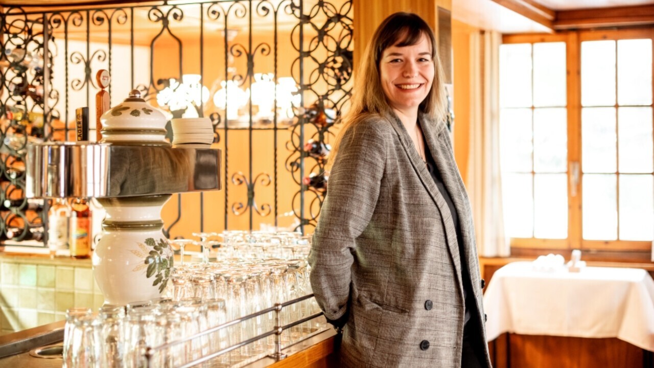 Anja Waltenspül est l'hôtesse de l'auberge Ochsen à Littau LU. Elle a repris l'auberge fin 2023 en tant que personne ayant changé de métier. (Foto: Daniel Winkler)