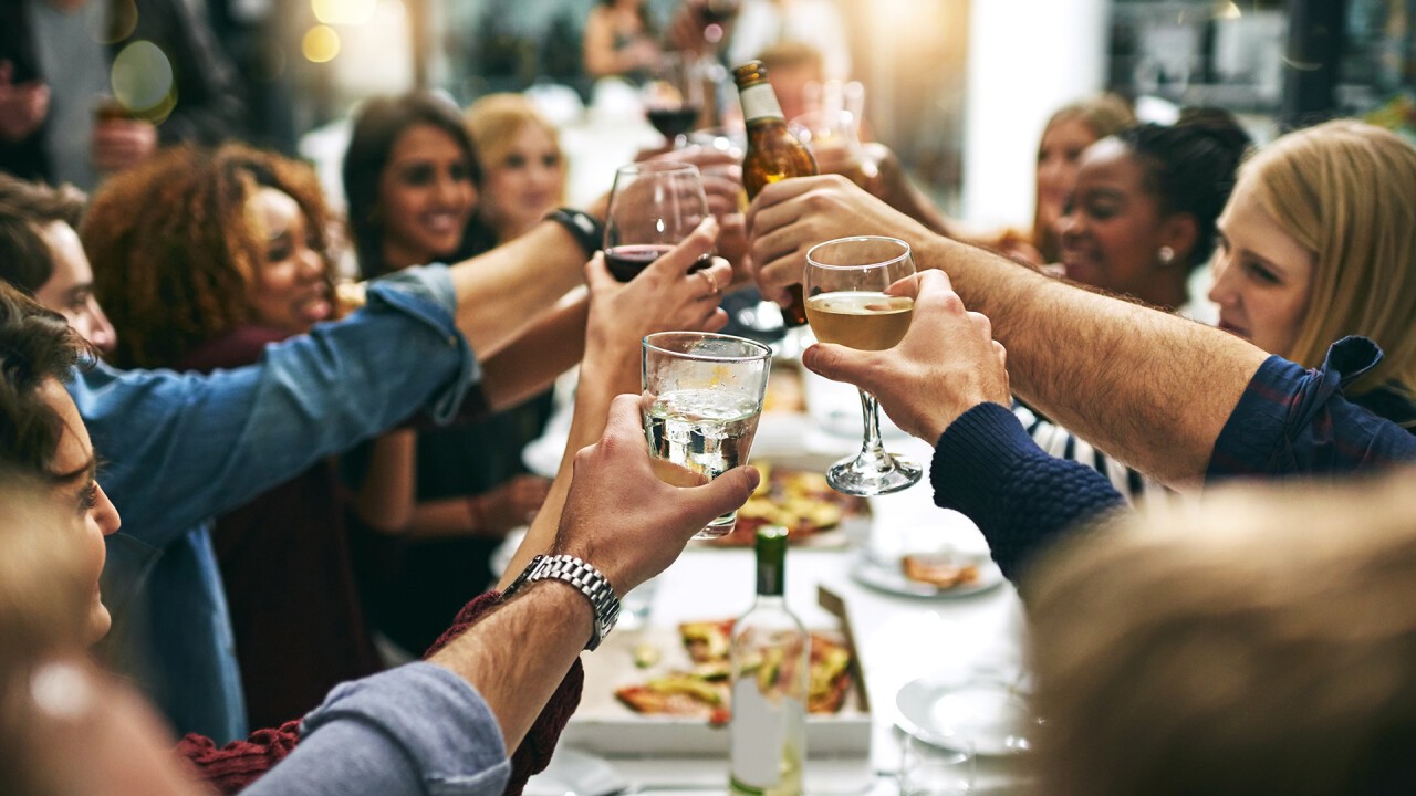 Mit den richtigen Massnahmen kann die Raumakustik in der Gastronomie merklich verbessert werden.