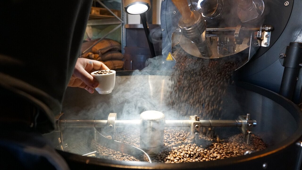 Decharging of a freshly roasted coffee lot