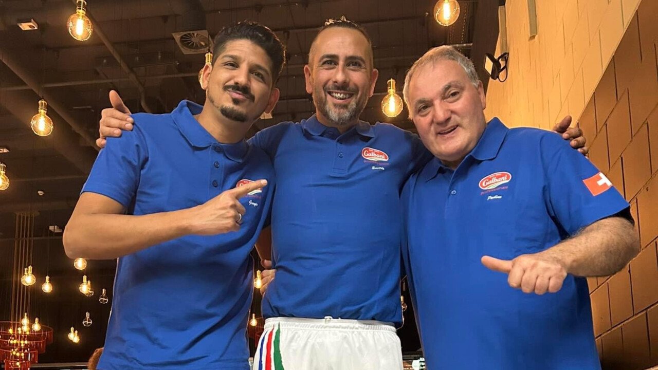 Der Akrobatik-Pizzaiolo-Weltmeister Giorgio Nazir mit dem Galbani Akrobatik-Team