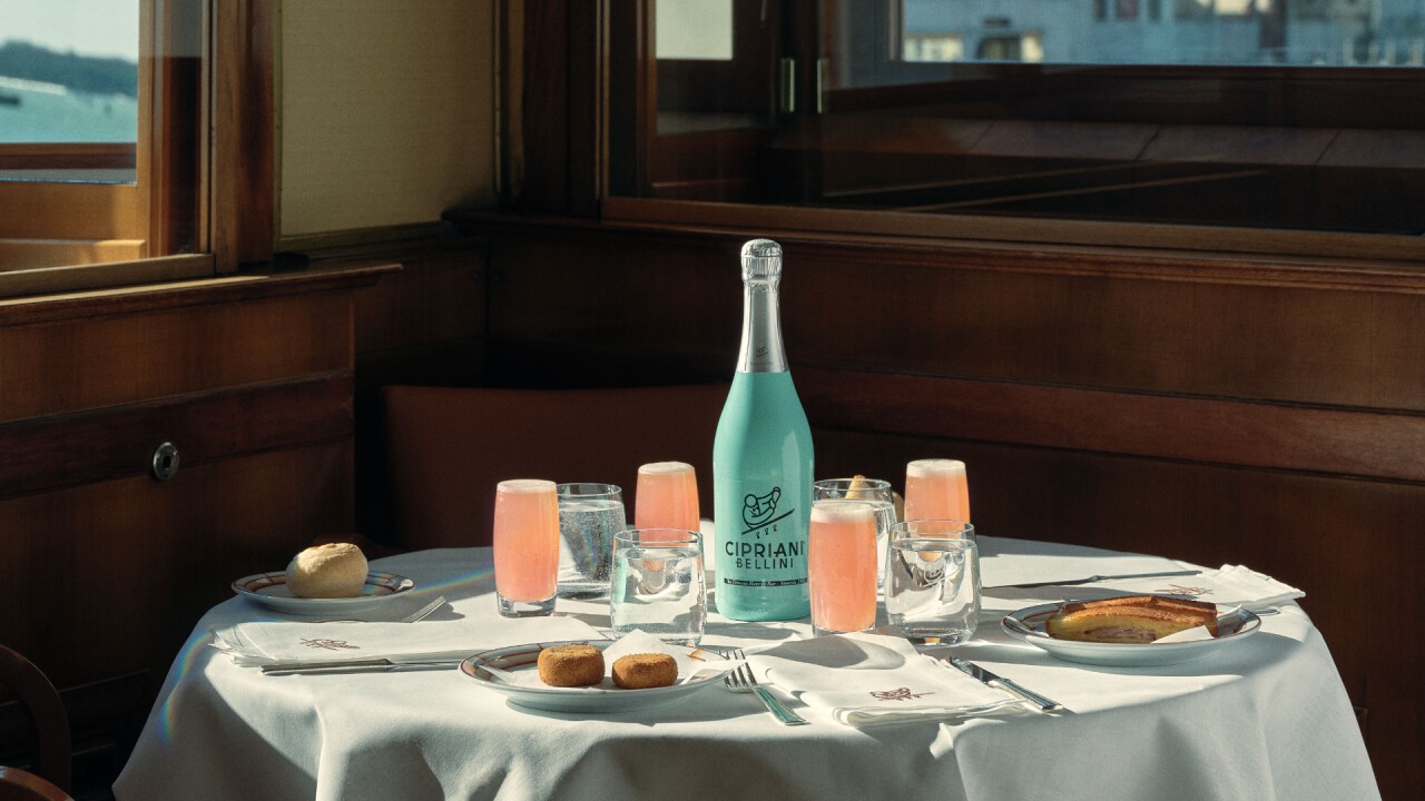 Giuseppe Cipriani Sr. hat den Bellini 1948 in Harry's Bar in Venedig erfunden.