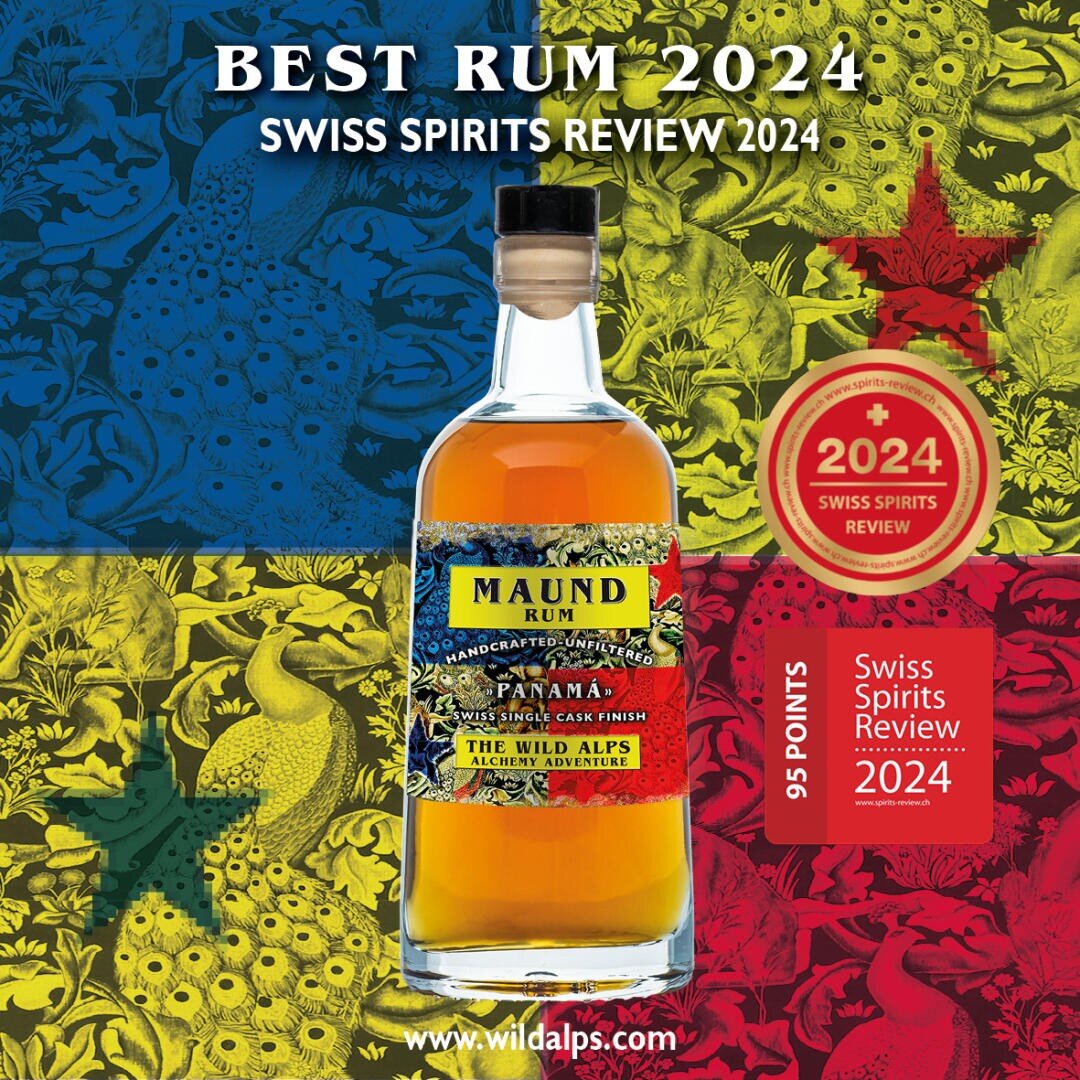 Une bouteille de rhum Maund est posée sur un fond lumineux avec des sections bleues, jaunes et rouges, des motifs de fleurs et d'oiseaux et le texte Best Rum 2024, Swiss Spirits Review 2024, 95 points.