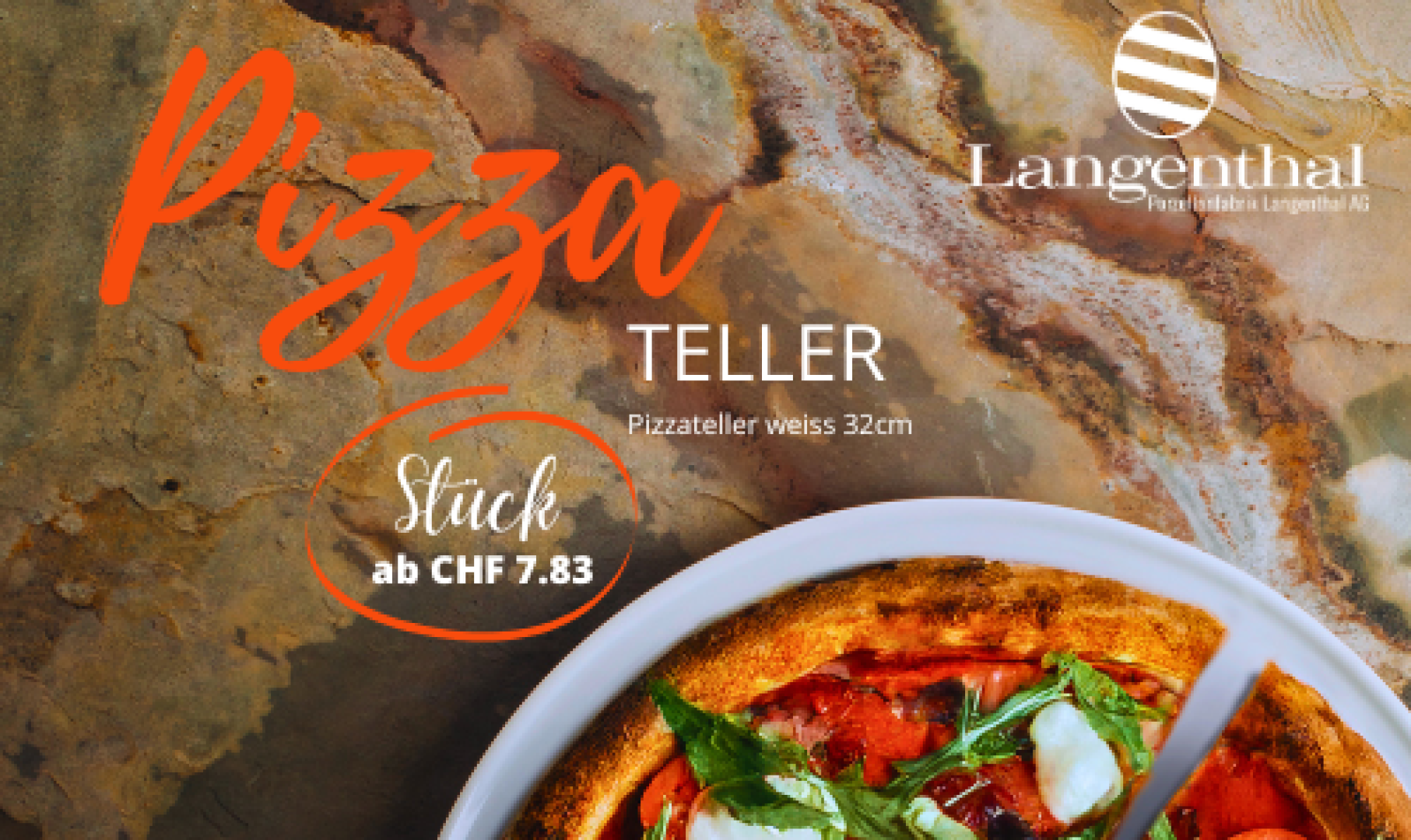 Vue plongeante d'une pizza aux tomates et légumes verts sur une assiette blanche. L'inscription « Pizza Teller, Stück ab CHF 7.83 » et « Langenthal » apparaît sur un fond marron rustique.
