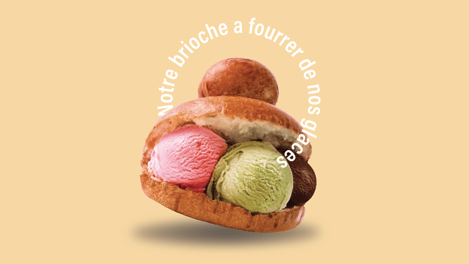 Une brioche remplie de trois boules de glace - rose, verte et marron - est posée sur un fond beige avec un texte français en courbe au-dessus : "Notre brioche à fourrer de nos glaces".