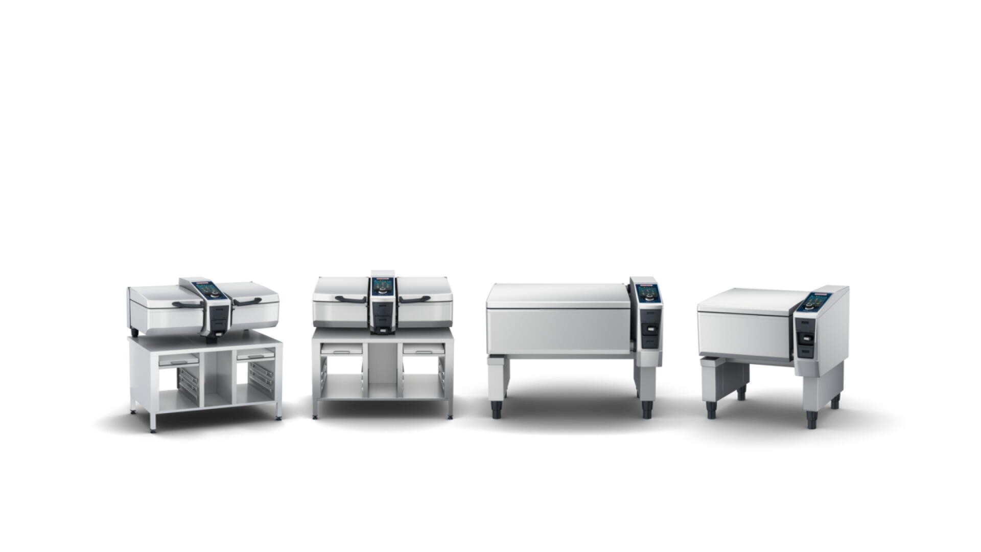 Quatre appareils modernes de cuisine industrielle en acier inoxydable avec panneau de commande numérique, chacun posé sur des pieds avec un espace de rangement ouvert en dessous, représentés en ligne sur fond blanc.