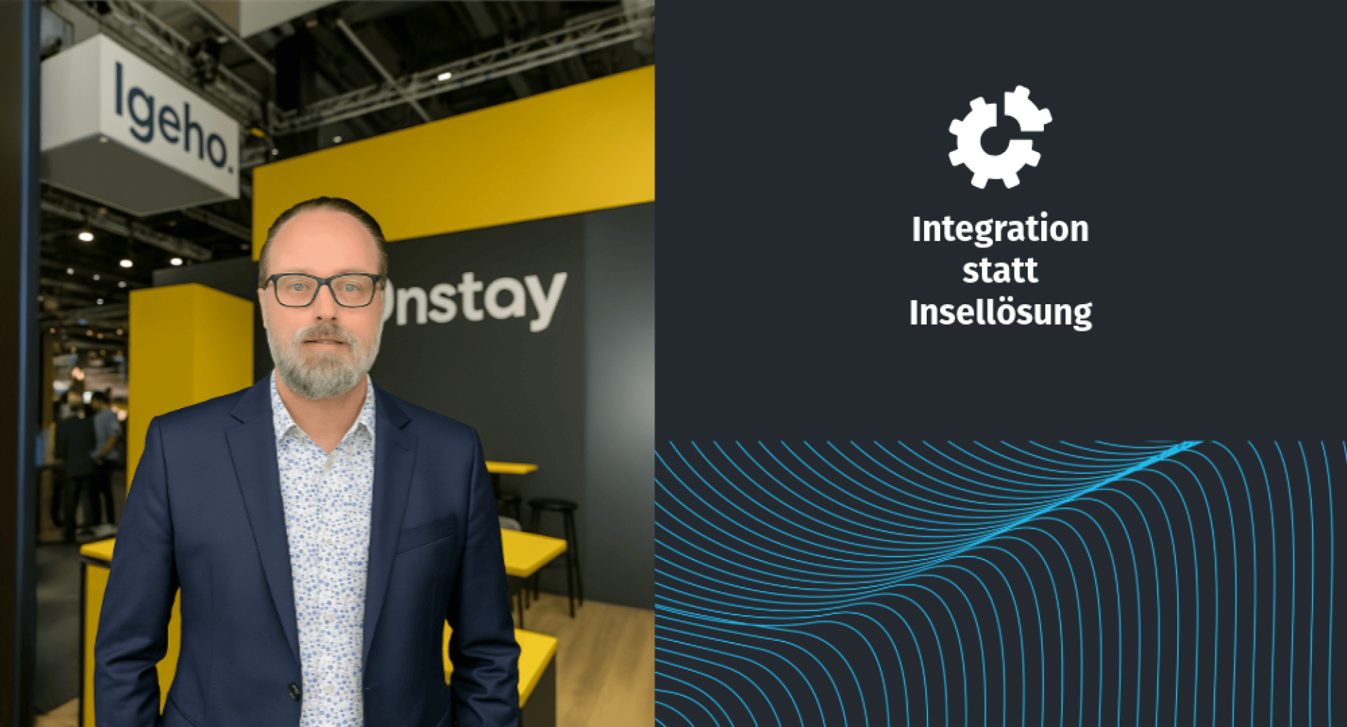 Ein Mann im Anzug steht an einem Messestand mit gelbem und schwarzem Dekor. Neben ihm zeigt eine Grafik ein Zahnradsymbol und den deutschen Text "Integration statt Insellösung" auf dunklem Hintergrund mit blauen Wellenlinien.