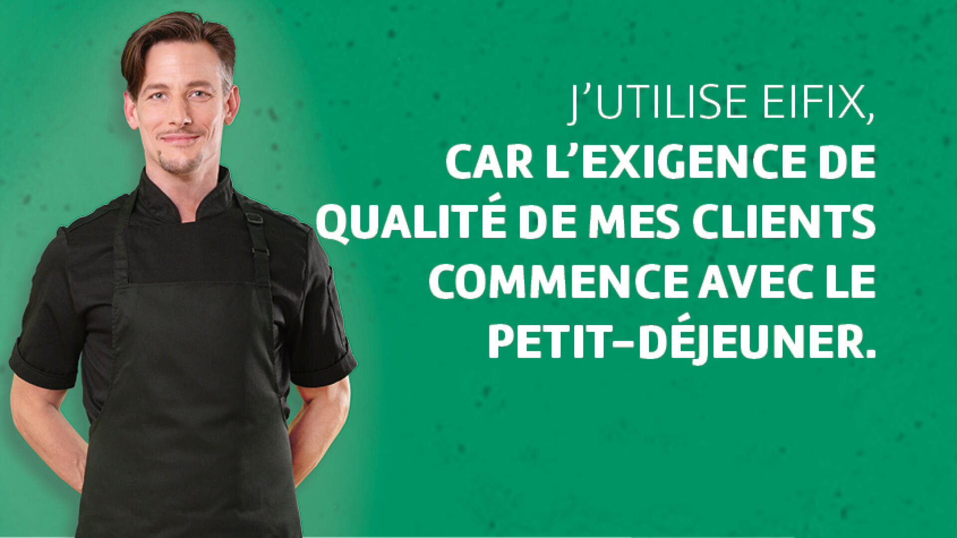 Un homme souriant en uniforme noir de chef cuisinier se tient debout, les mains derrière le dos, à côté d'un texte en français sur l'utilisation d'Eifix pour des petits-déjeuners de qualité, sur un fond vert.