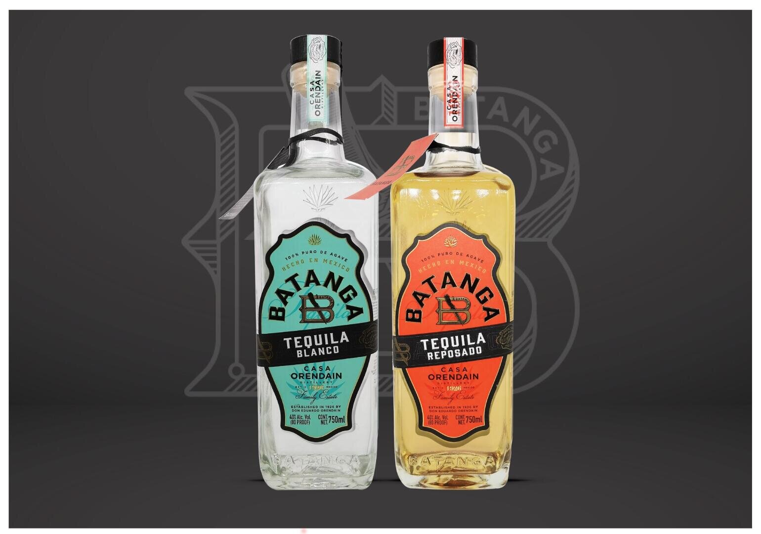 Zwei Flaschen Batanga-Tequila stehen nebeneinander: ein klarer Tequila Blanco mit einem blaugrünen Etikett und ein goldener Tequila Reposado mit einem orangefarbenen Etikett, beide mit der Aufschrift Casa Orendain auf dunklem Grund.