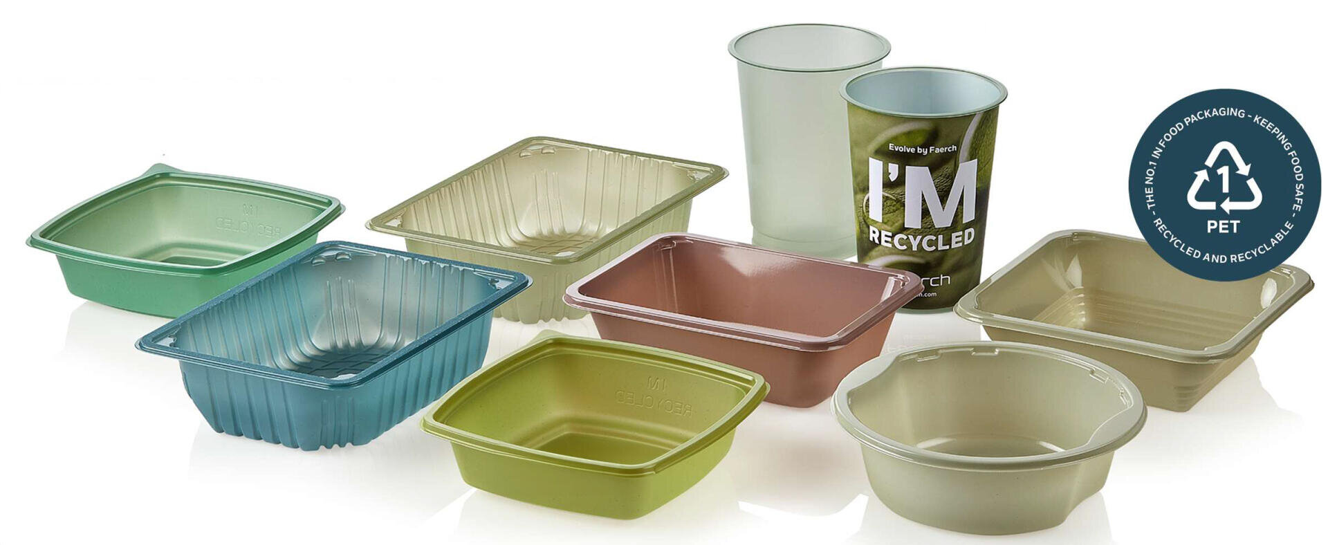 Auf einer weißen Fläche sind verschiedene farbige Kunststoffbehälter und -becher für Lebensmittel ausgestellt. Ein kreisförmiger Aufkleber zeigt an, dass die Artikel aus recyceltem und wiederverwertbarem PET-Kunststoff hergestellt sind.