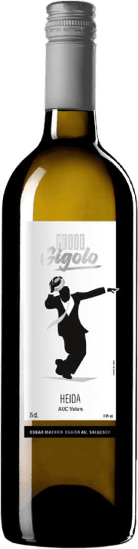 Une bouteille de vin en verre transparent avec un bouchon argenté. L'étiquette porte l'inscription « Petit Gigolo » et présente une illustration en noir et blanc d'une personne en costume et chapeau prenant une pose de danse enjouée. Le vin est « Heida AOC Valais ».