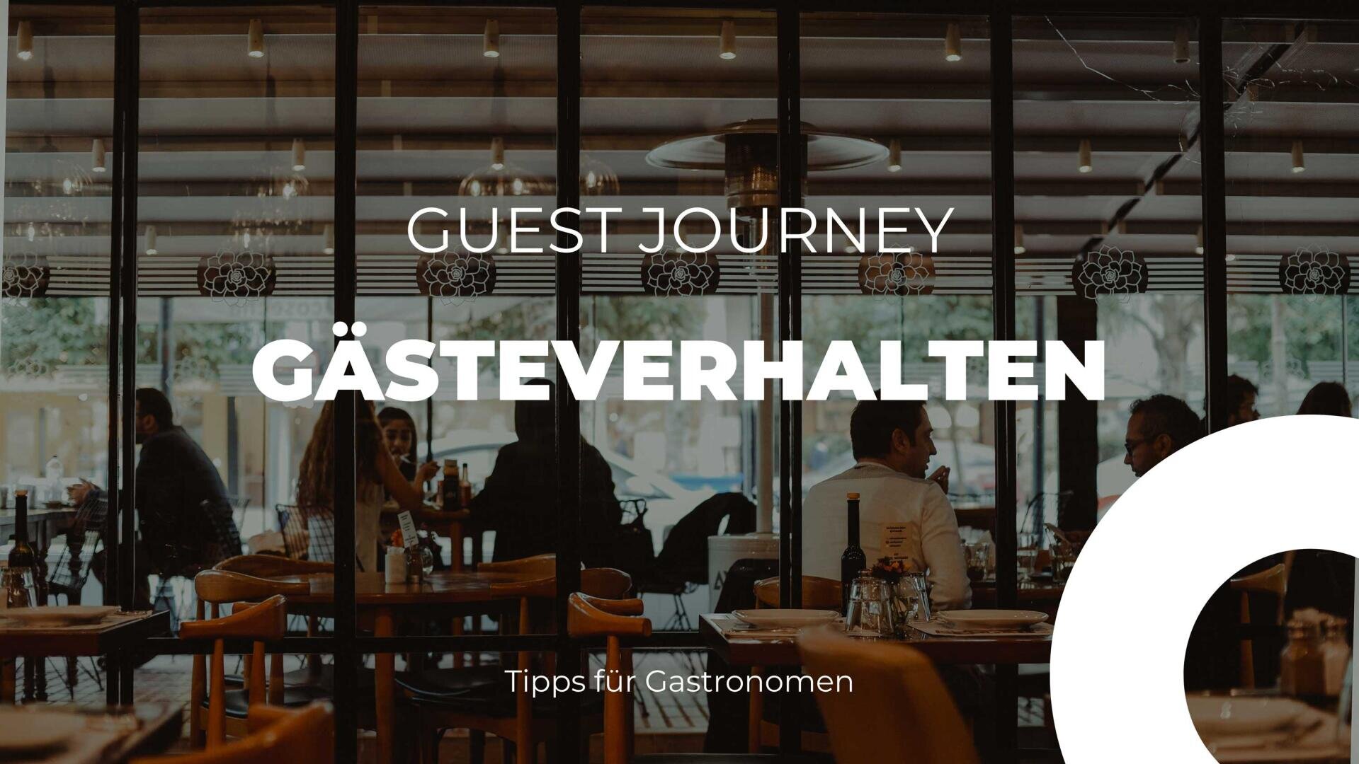 Ein Restaurant mit an Tischen sitzenden Gästen, die durch große Glasfenster betrachtet werden. Textüberlagerungen lauten: GUEST JOURNEY, GÄSTEVERHALTEN und Tipps für Gastronomen.