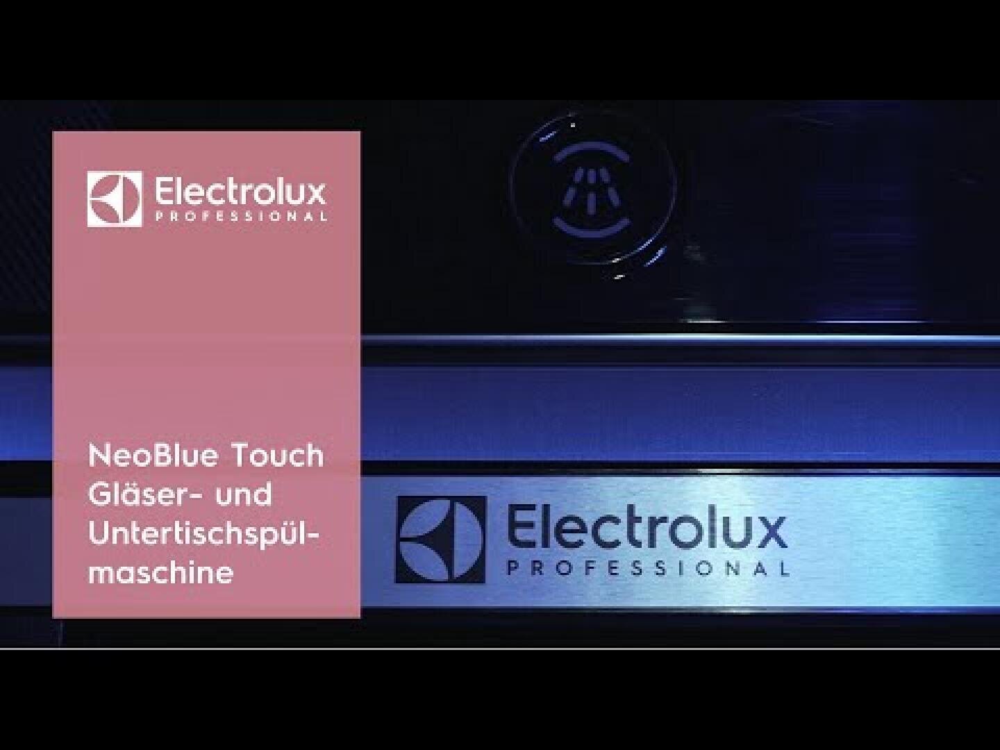 Gros plan d'un lave-vaisselle professionnel Electrolux dont le panneau est éclairé en bleu. Un panneau rose à gauche indique : "NeoBlue Touch Gläser- und Untertischspülmaschine" : NeoBlue Touch Gläser- und Untertischspülmaschine.