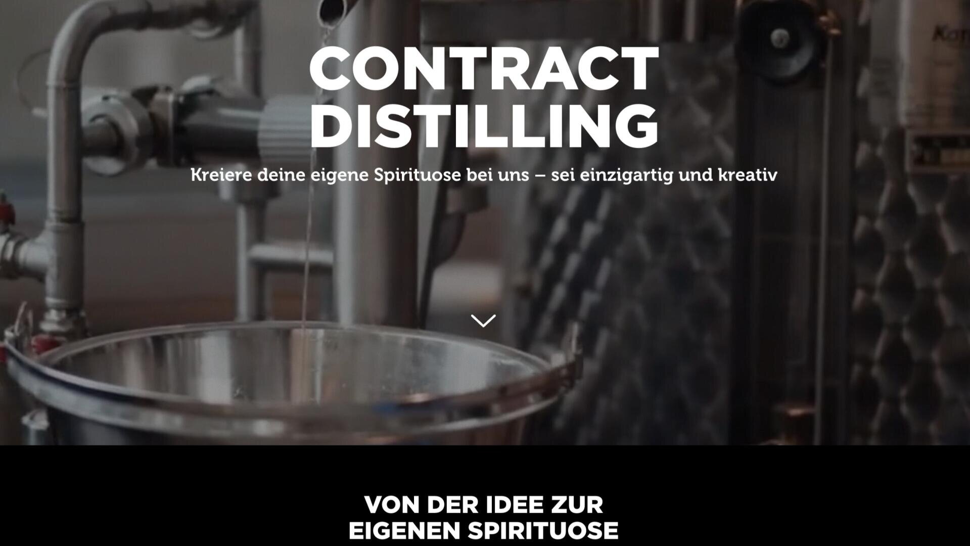 Eine Destillerie mit Metallrohren und Tanks. Der Text lautet: "Lohndestillation. Kreiere deine eigene Spirituose bei uns - sei einzigartig und kreativ. Von der Idee zur eigenen Spirituose.".