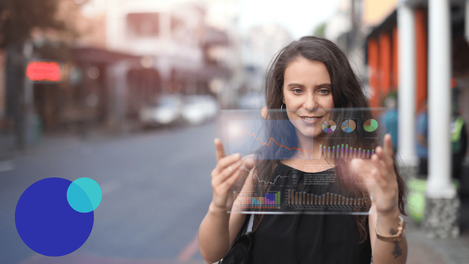 Eine Frau steht auf einer Straße in der Stadt und interagiert mit einem transparenten virtuellen Bildschirm, der bunte Diagramme und Grafiken anzeigt, die Datenanalyse oder futuristische Technologie symbolisieren. Zwei blaue Kreise erscheinen in der unteren linken Ecke.