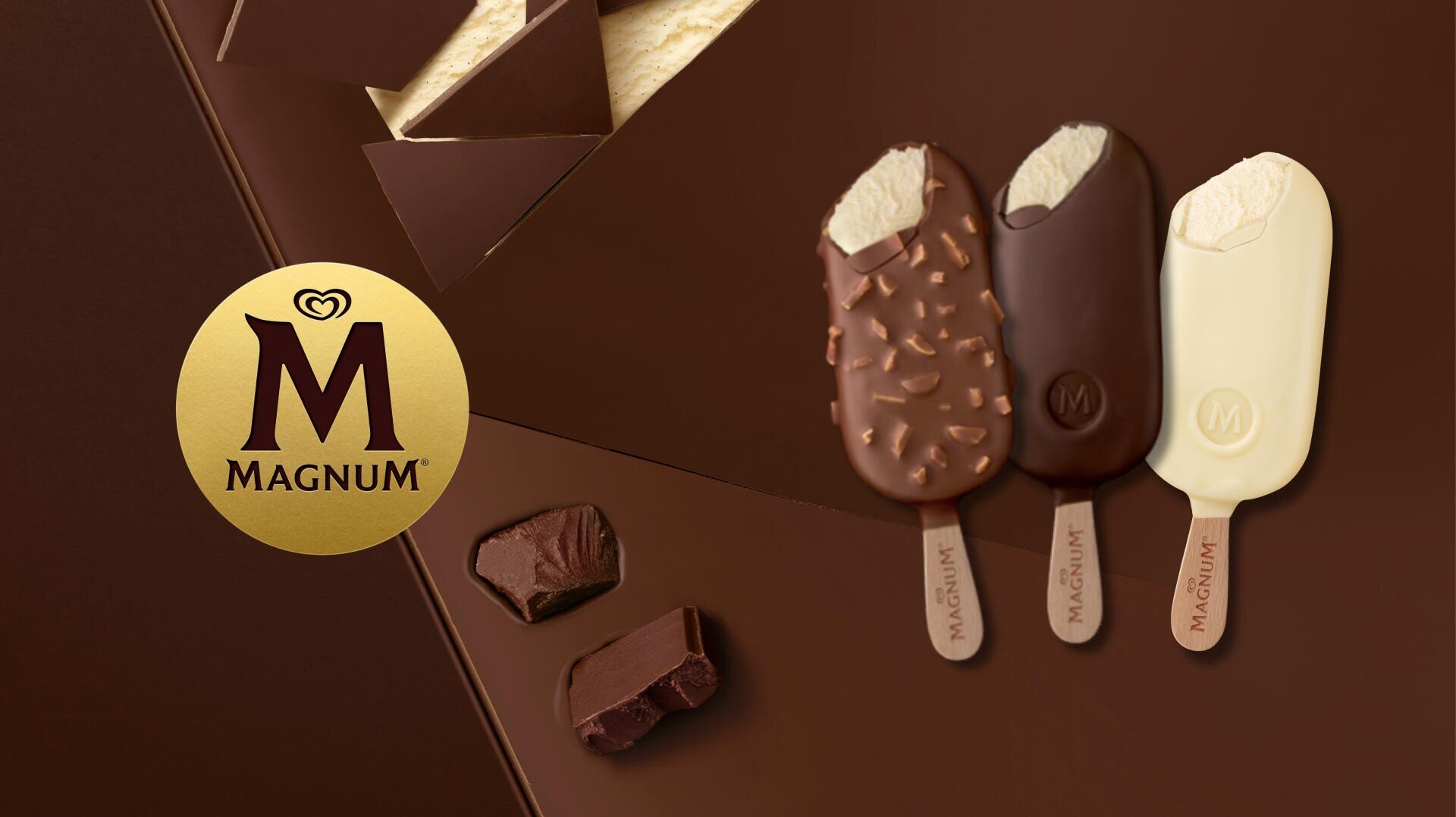 Trois tablettes de glace Magnum - une au chocolat au lait, une au chocolat aux noisettes et une au chocolat blanc - sont représentées sur un fond brun avec des morceaux de chocolat et le logo Magnum doré sur le côté gauche.