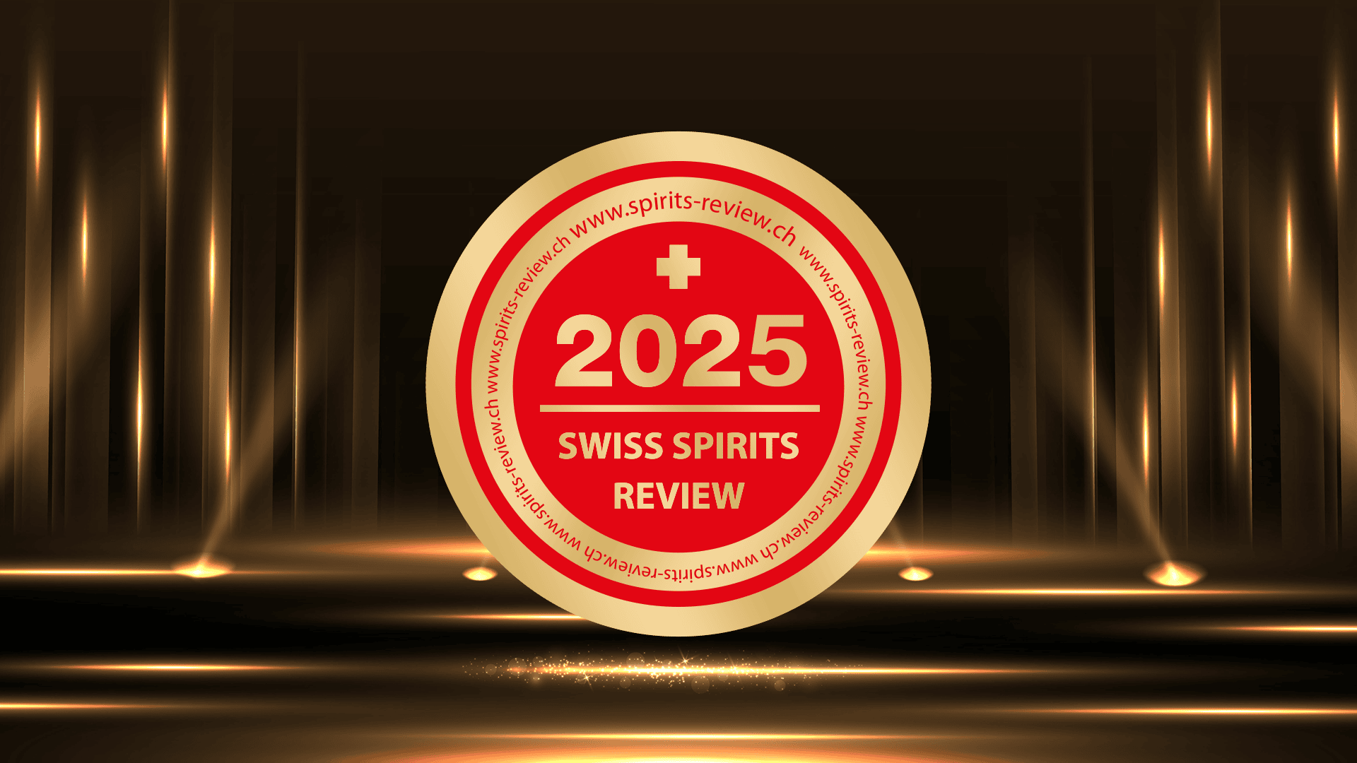 Un insigne circulaire doré et rouge avec l'inscription "2025 SWISS SPIRITS REVIEW" et une croix blanche au centre, sur un fond sombre avec des projecteurs et des reflets dorés.
