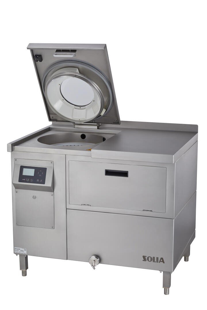 Grand appareil de cuisine industriel en acier inoxydable avec un couvercle rond ouvert sur le dessus, un panneau de commande numérique, un compartiment rectangulaire et un bec verseur au fond. Le nom de la marque SOLIA est visible sur la face avant.