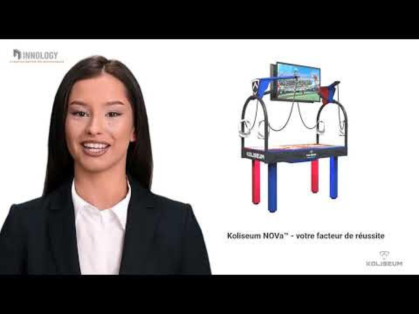 Une femme en tailleur se tient à côté d'une image d'une table colorée avec du matériel et un moniteur sur le dessus. Le texte français indique : "Kolesium NOVA™ - votre facteur de réussite".