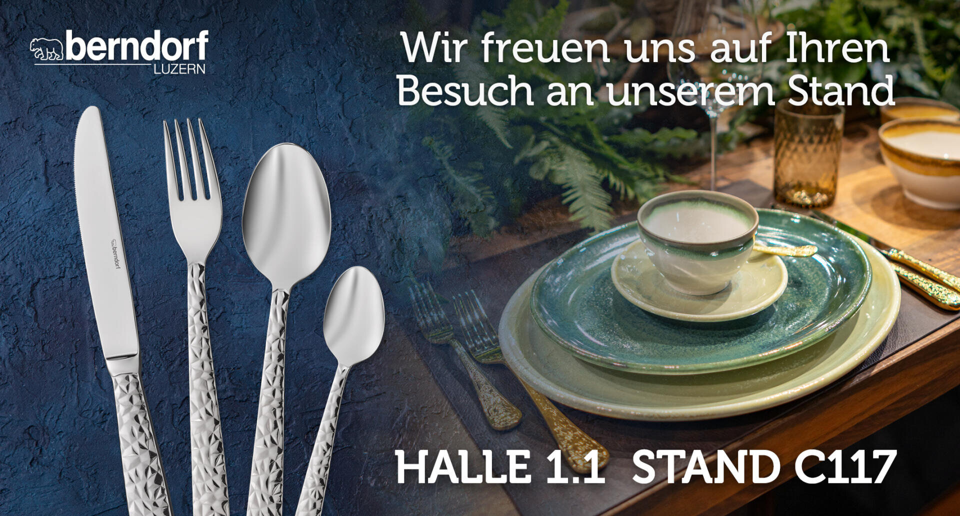 Ein gemustertes Silberbesteck steht neben grünem Keramikgeschirr und einer Tasse auf einem Holztisch. Der Text lädt die BesucherInnen zu Berndorf Luzerns Stand in Halle 1.1, Stand C117 ein. Üppiges Grün schmückt den Hintergrund.