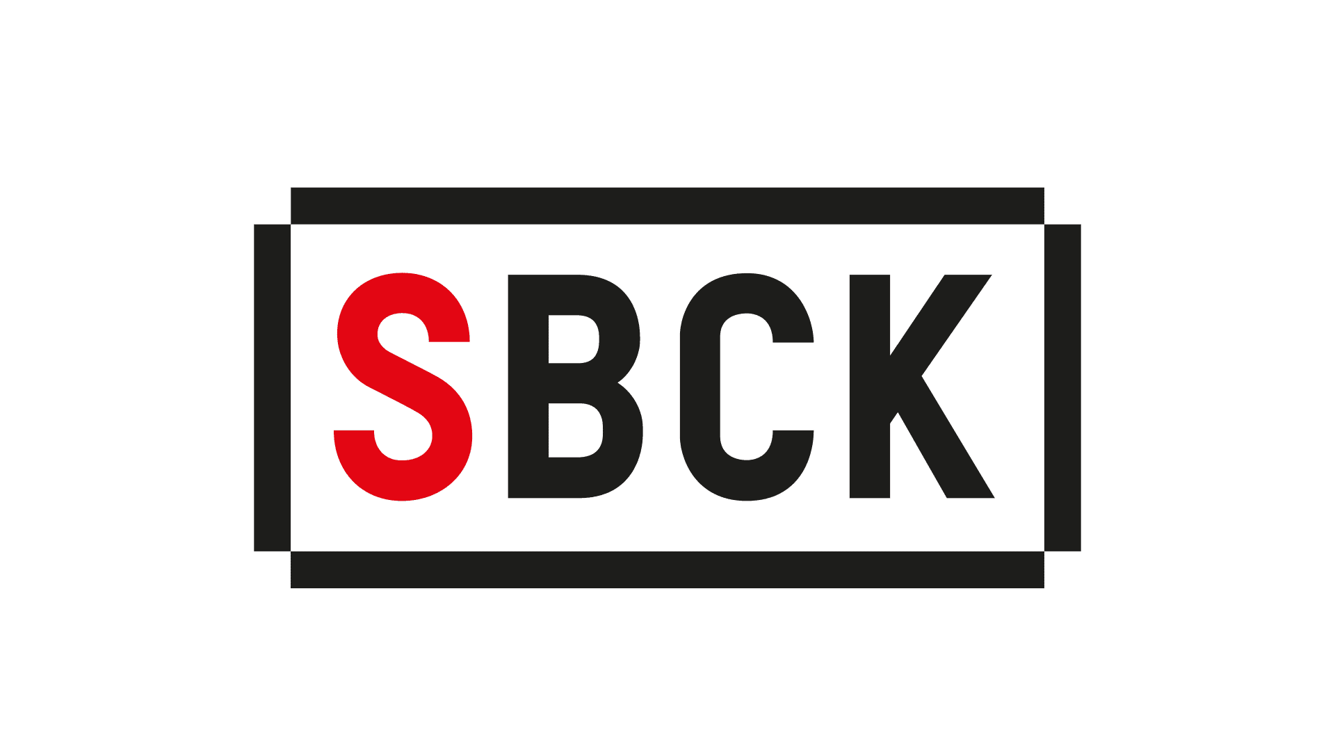 Ein rechteckiges Logo mit den fettgedruckten Buchstaben SBCK, wobei das S in Rot und die übrigen Buchstaben in Schwarz gehalten sind, eingefasst in einen schwarz umrandeten Kasten.