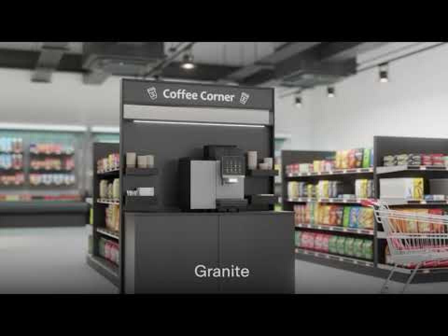 Eine Selbstbedienungs-Kaffeestation mit der Aufschrift Coffee Corner steht in einem Gang eines Lebensmittelgeschäftes. Im Hintergrund sind Regale mit verschiedenen Produkten und ein Einkaufswagen zu sehen. Die Theke ist mit Granit beschriftet.