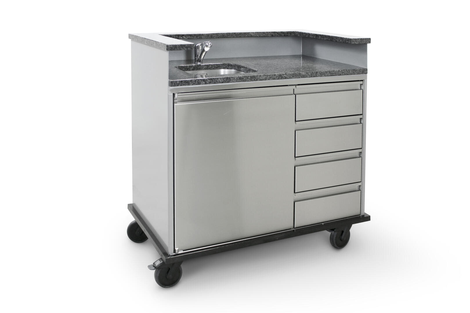 Un chariot médical en acier inoxydable avec un lavabo, un plan de travail, quatre tiroirs, une armoire et des roues pour la mobilité, présenté sur un fond blanc.