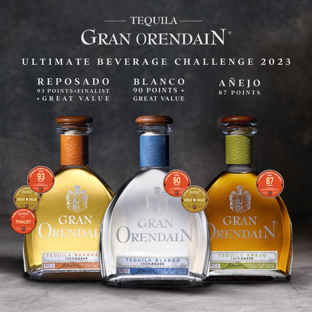 Drei Flaschen Gran Orendain Tequila (Reposado, Blanco, Añejo) sind nebeneinander ausgestellt, jede mit einer Plakette der Ultimate Beverage Challenge 2023, die auf ihre hohe Bewertung hinweist.
