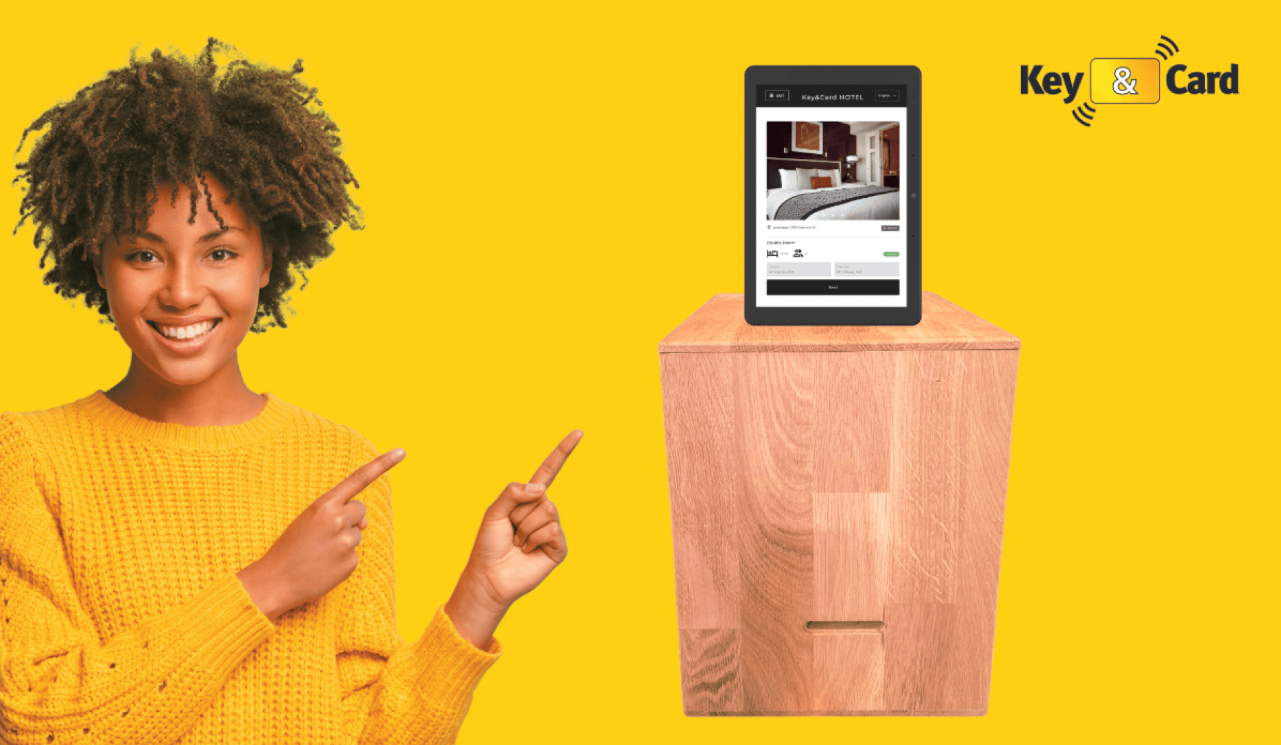 Une personne souriante vêtue d'un pull jaune pointe du doigt une tablette posée sur un socle en bois. La tablette affiche une page de réservation d'hôtel. Le logo Key & Card apparaît en haut à droite sur un fond jaune vif.