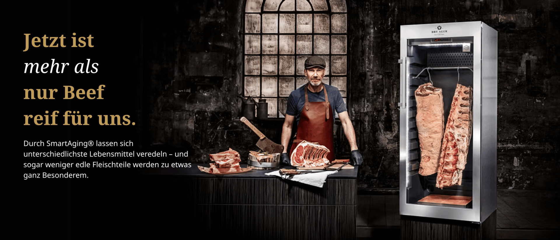 Un boucher en tablier se tient derrière une table avec de grandes pièces de bœuf et des couteaux. À côté de lui se trouve un réfrigérateur de maturation avec de la viande de bœuf suspendue. Sur le côté gauche, on peut voir un texte en allemand sur un fond sombre.
