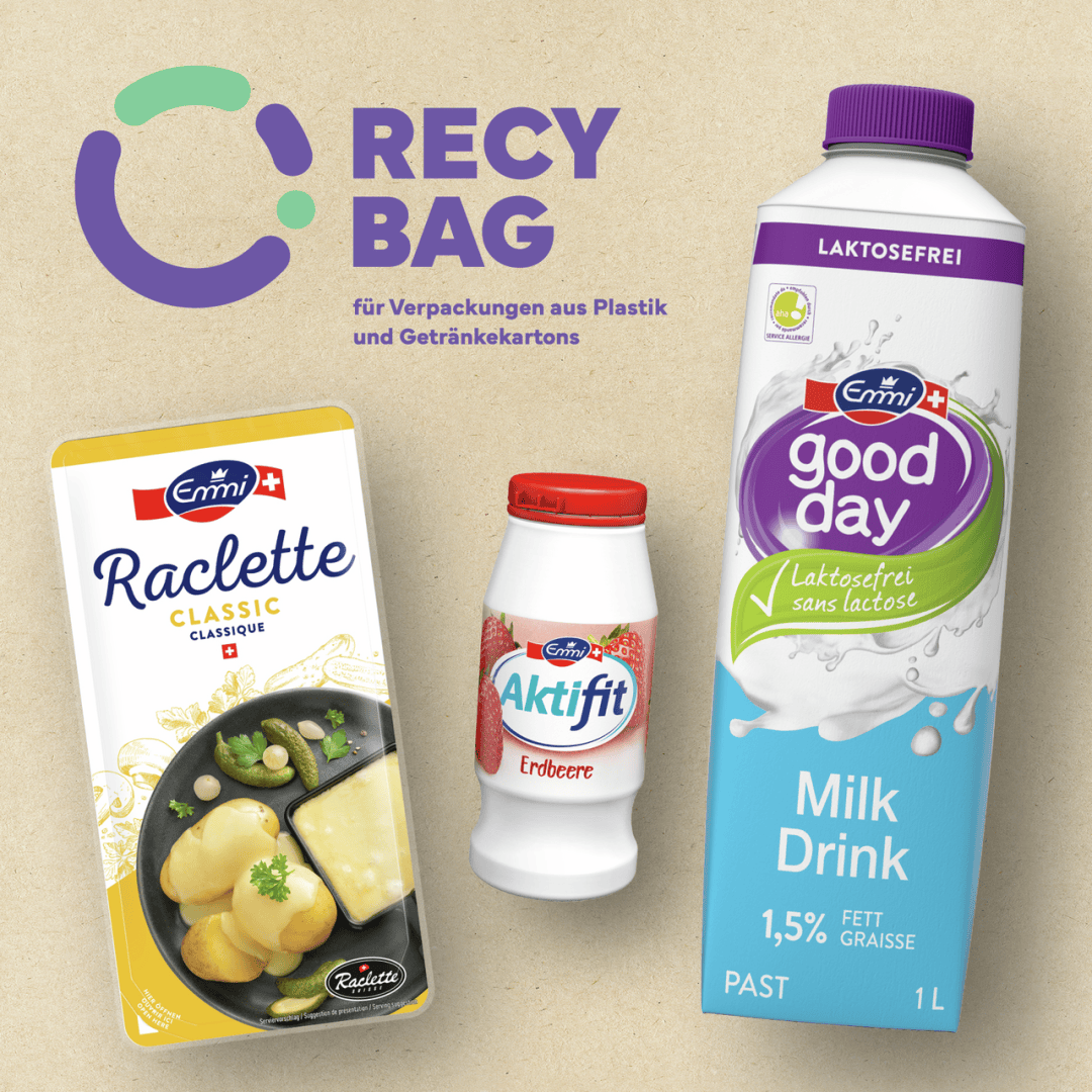 Trois produits laitiers Emmi - un paquet de fromage Raclette, un yogourt à boire Aktifit et une brique de lait Good Day - sont disposés sur une surface claire. Au-dessus d'eux, un logo de recyclage RECY BAG violet et vert et un texte en allemand.