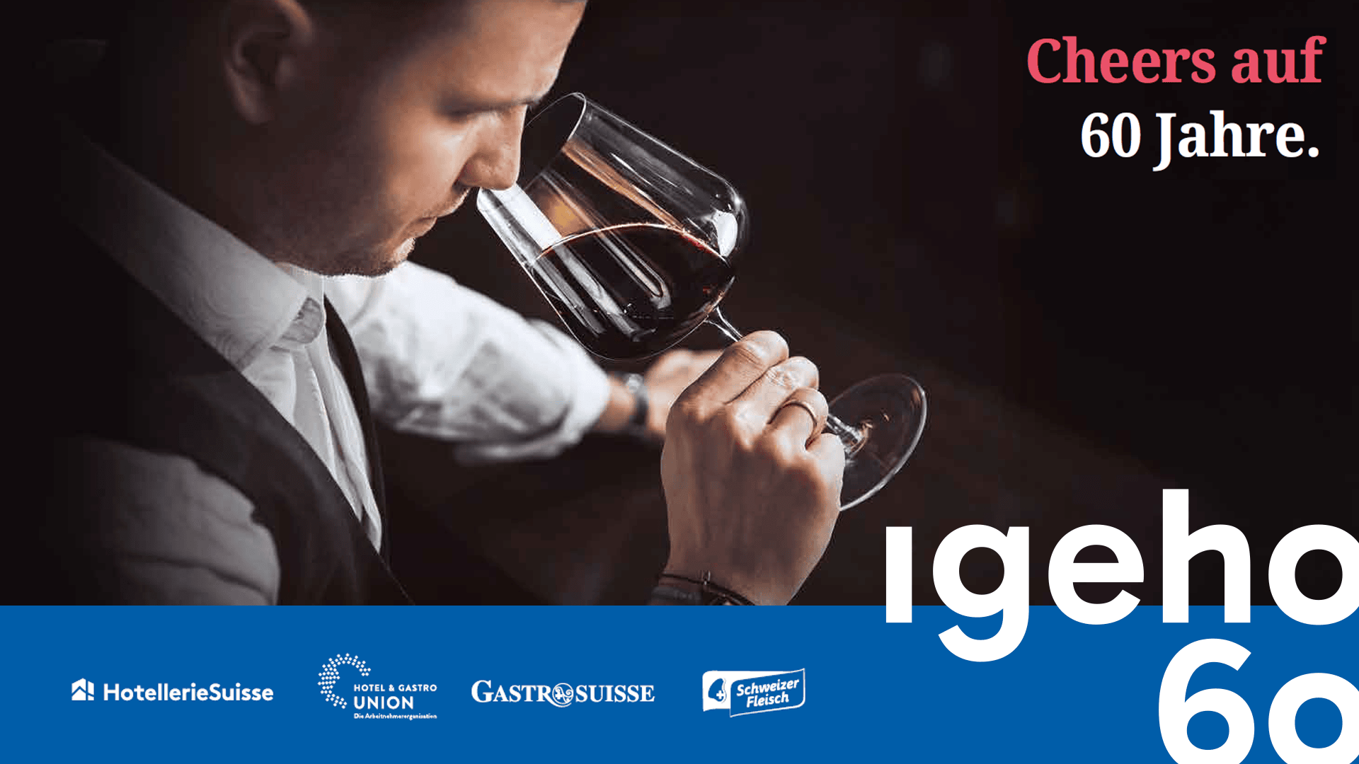 Un homme en costume examine attentivement un verre de vin rouge. Le texte indique "Cheers auf 60 Jahre" et "igeho 60". Des logos d'organismes d'accueil apparaissent en bas sur une bannière bleue.