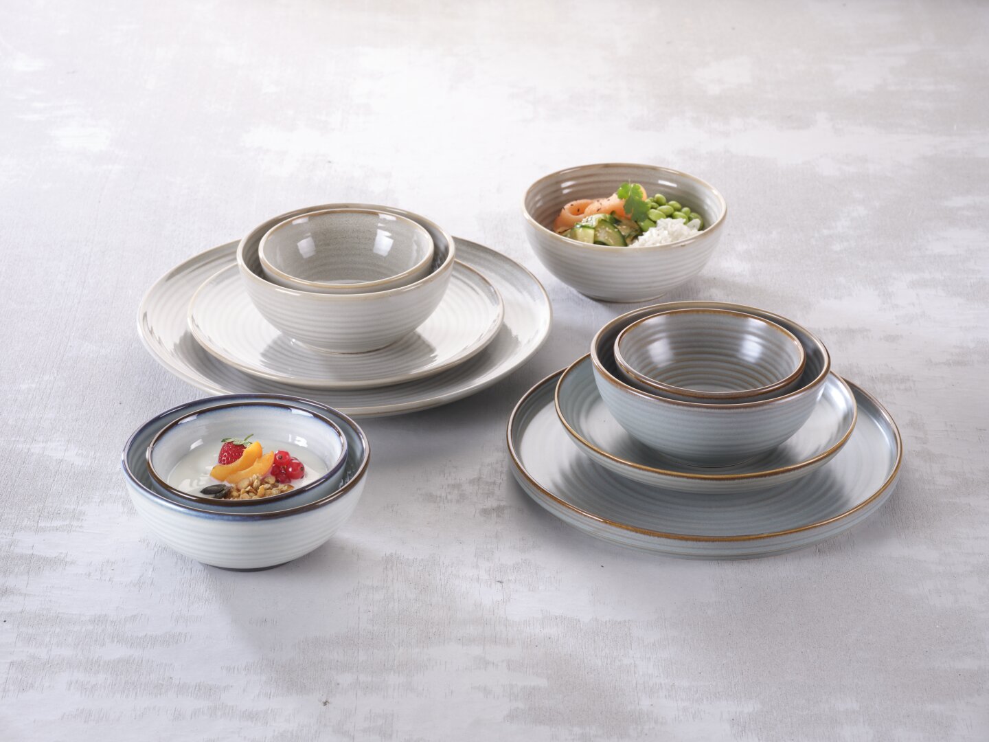 Un groupe de bols et d'assiettes.