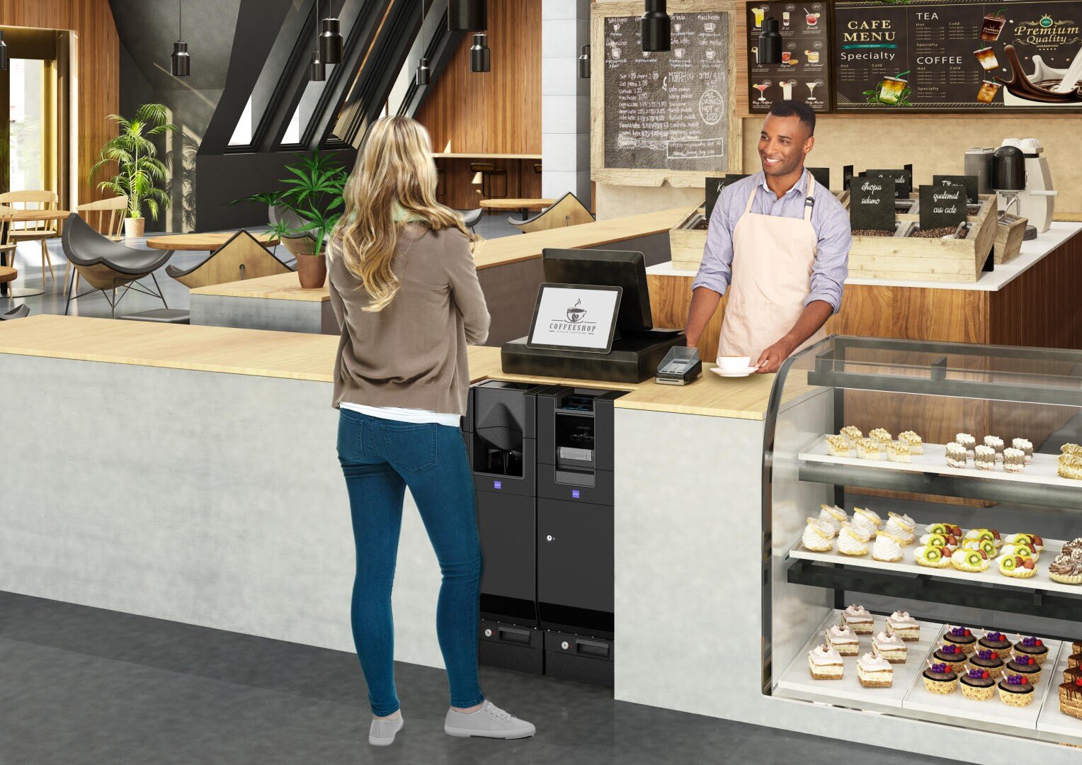 Eine Frau steht an der Theke eines modernen Cafés und blickt auf eine lächelnde Barista in einer Schürze. Hinter dem Tresen stehen Backwaren in einer Vitrine, eine Registrierkasse und eine Menütafel an der Wand.