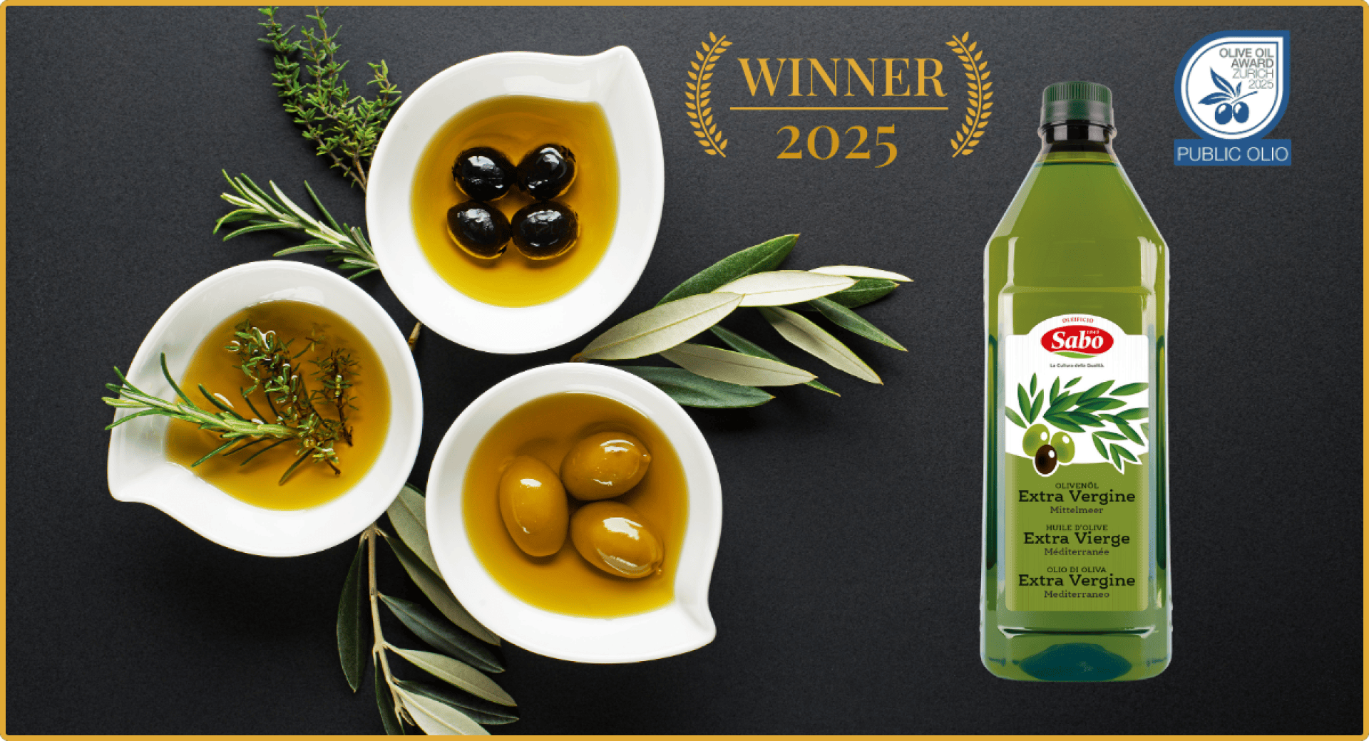 Eine Flasche Sabio Extra Vergine Olivenöl ist neben Schalen mit Oliven und Olivenöl, Olivenzweigen und einem Etikett der Auszeichnung Winner 2025 auf dunklem Hintergrund abgebildet.