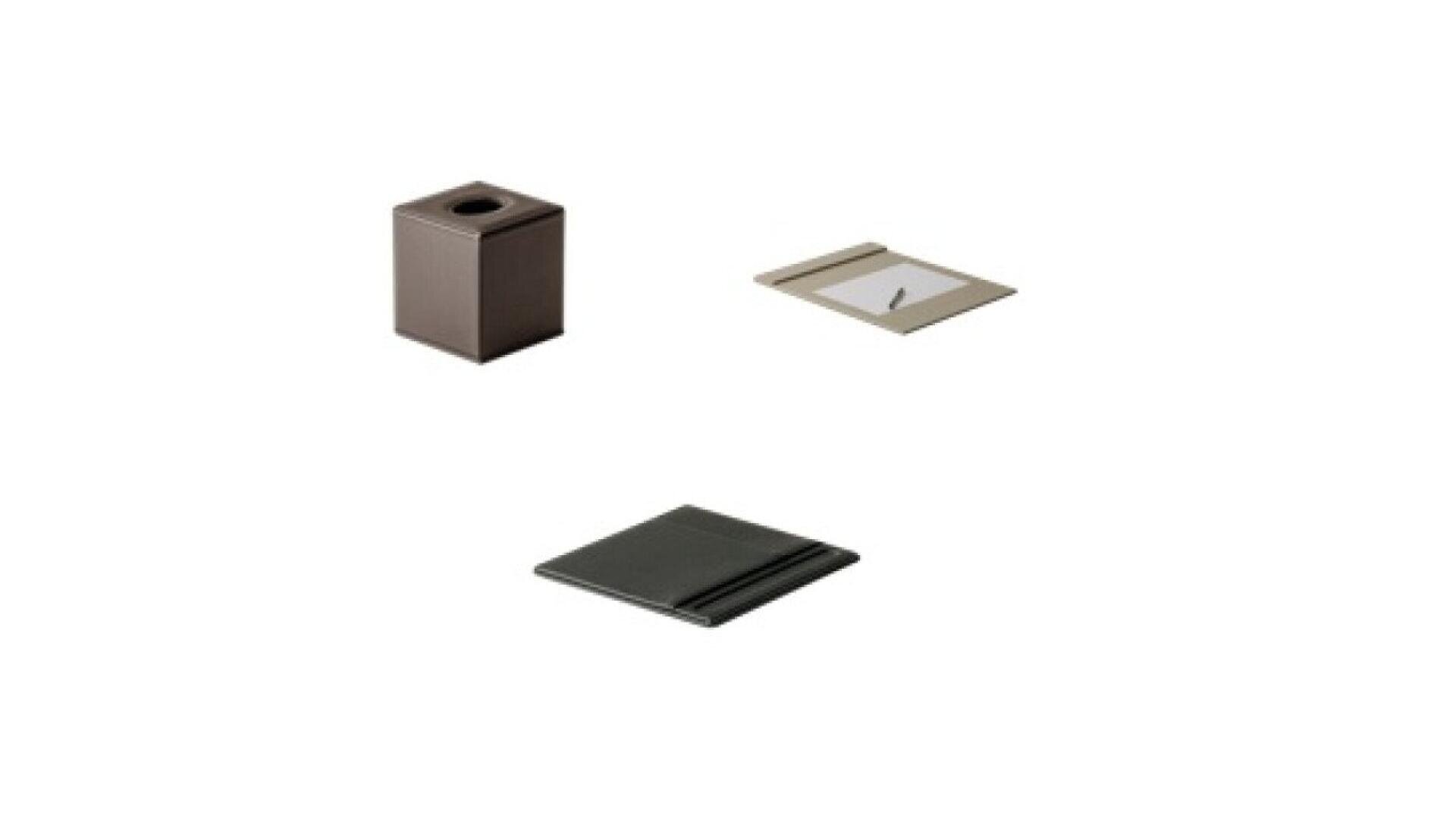 Trois objets sur fond blanc : un porte-boîte à mouchoirs rectangulaire marron (en haut à gauche), un porte-notes beige avec papier et stylo (en haut à droite), et un dossier foncé fermé ou une couverture de menu (en bas au centre).