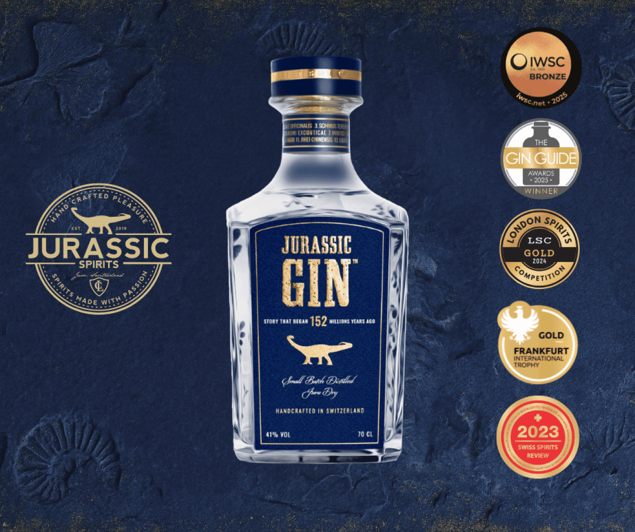 Eine Flasche Jurassic Gin auf einem strukturierten dunkelblauen Hintergrund, umgeben von fünf Medaillen, darunter IWSC Bronze, The Gin Guide Awards, LSC Gold, Frankfurt Gold und eine Spirits Selection-Medaille 2023.