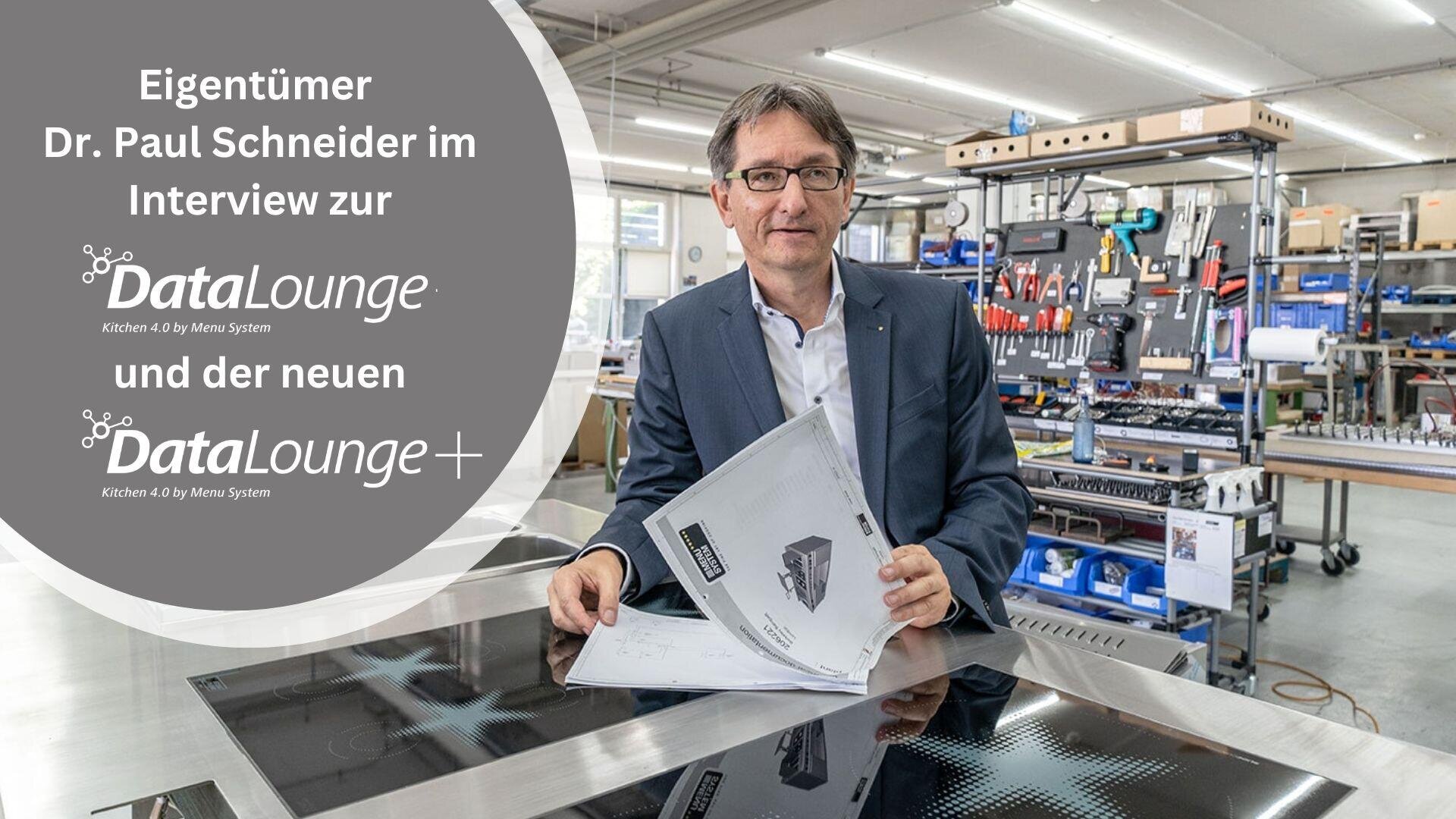 Un homme en costume, identifié comme le Dr Paul Schneider, tient des documents dans un espace de travail industriel moderne. Un texte en allemand à côté de lui mentionne une interview sur DataLounge et DataLounge+.