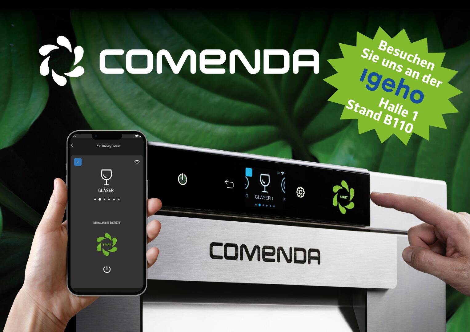 Une main tient un smartphone avec une application de lavage, pointé sur un lave-vaisselle Comenda à affichage numérique. Une étiquette verte fait de la publicité pour le stand de Comenda à l'Igeho : hall 1, stand B110. En arrière-plan, on peut voir de grandes feuilles.