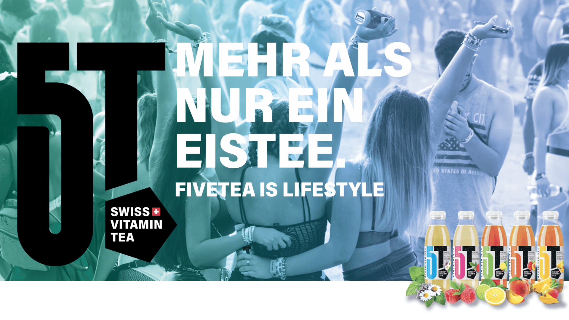 Eine Gruppe junger Leute tanzt auf einem Festival im Freien. Der fettgedruckte Text auf Deutsch lautet: Mehr als nur ein Eistee. Fivetea ist Lifestyle. Unten rechts sind Flaschen von Swiss Vitamin Tea in verschiedenen Geschmacksrichtungen aufgereiht.