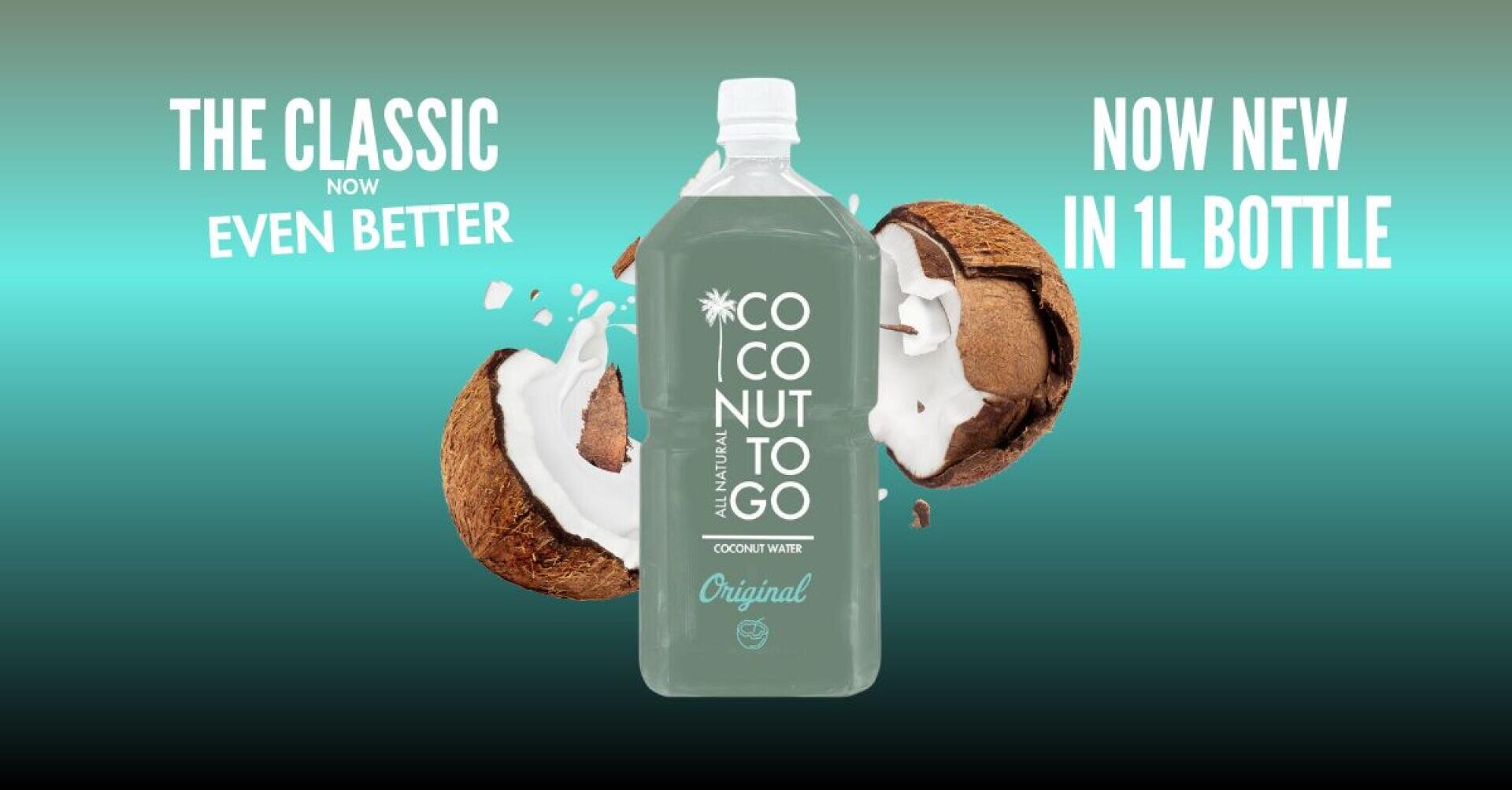Eine 1-Liter-Flasche Coconut To Go Kokosnusswasser wird von gespaltenen Kokosnüssen zentriert, und der Text lautet: "Der Klassiker jetzt noch besser" und "Jetzt neu in der 1-Liter-Flasche" auf einem Hintergrund mit blaugrünem Farbverlauf.