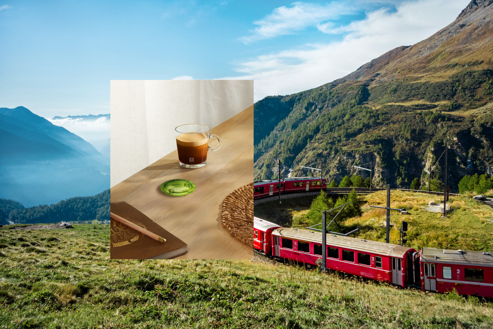 Ein roter Zug fährt unter einem blauen Himmel durch grüne Berge. In der Mitte zeigt ein transparentes Quadrat ein Glas Espresso auf einem Tisch, daneben einen grünen Untersetzer und ein Notizbuch.