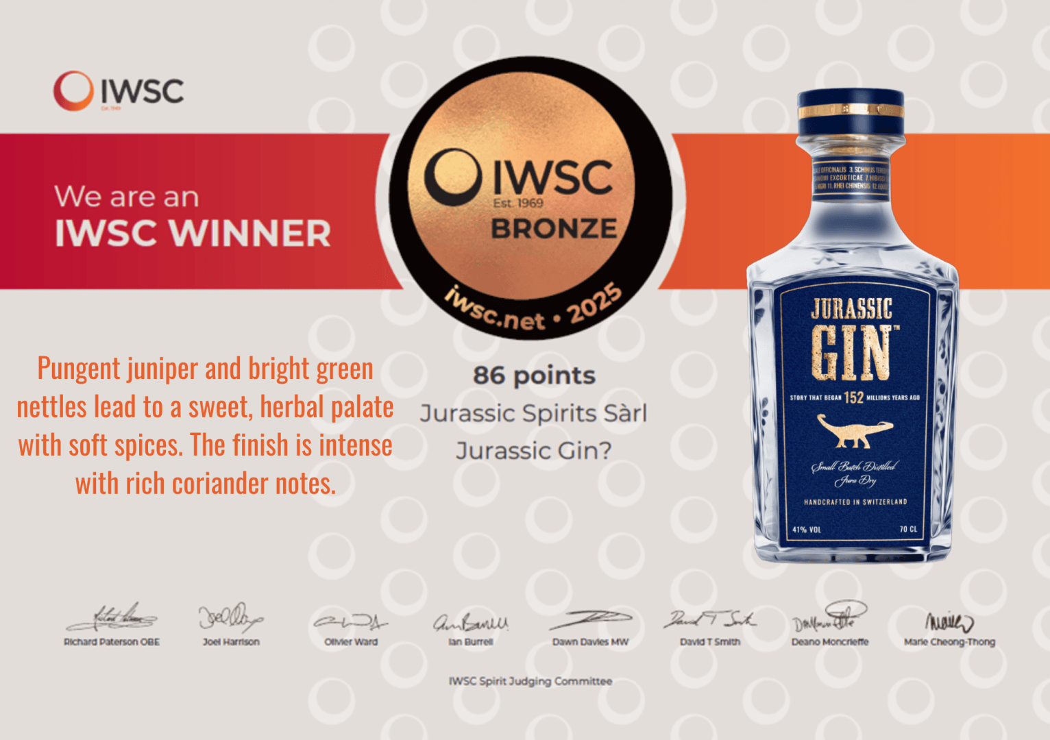 Ein Werbebild für Jurassic Gin zeigt die Flasche und eine IWSC-Auszeichnung 2025 in Bronze. Der Text betont den grasigen und würzigen Geschmack des Gins sowie seine Koriandernoten. Die Unterschriften der Preisrichter sind unten auf der Flasche zu sehen.