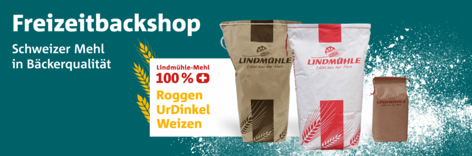 Drei Säcke Lindmühle-Mehl in verschiedenen Größen stehen auf blauem Hintergrund, etikettiert für Roggen, Dinkel und Weizen. Der Text lautet: Freizeitbackshop, Schweizer Mehl in Bäckerqualität. Lindmühle-Mehl 100% Roggen, UrDinkel, Weizen.