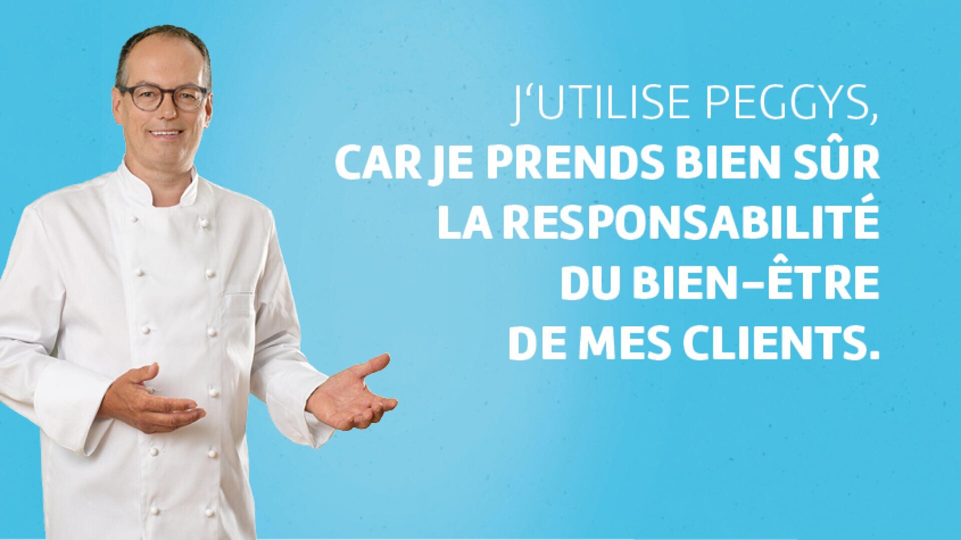Un chef souriant en uniforme blanc se tient sur un fond bleu. Le texte français se lit comme suit : Jutilise PEGGYS, car je prends bien sûr la responsabilité du bien-être de mes clients.