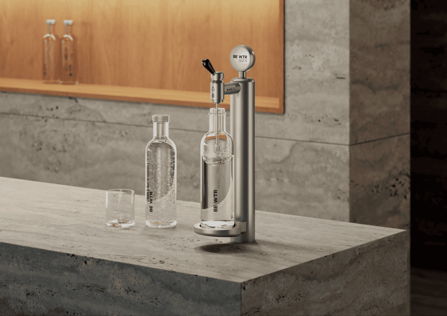 Un carbonateur d'eau de comptoir dans une cuisine moderne avec une bouteille en verre en train d'être remplie, un verre d'eau gazeuse et une autre bouteille, tous étiquetés BE WTR, sur une surface en béton.