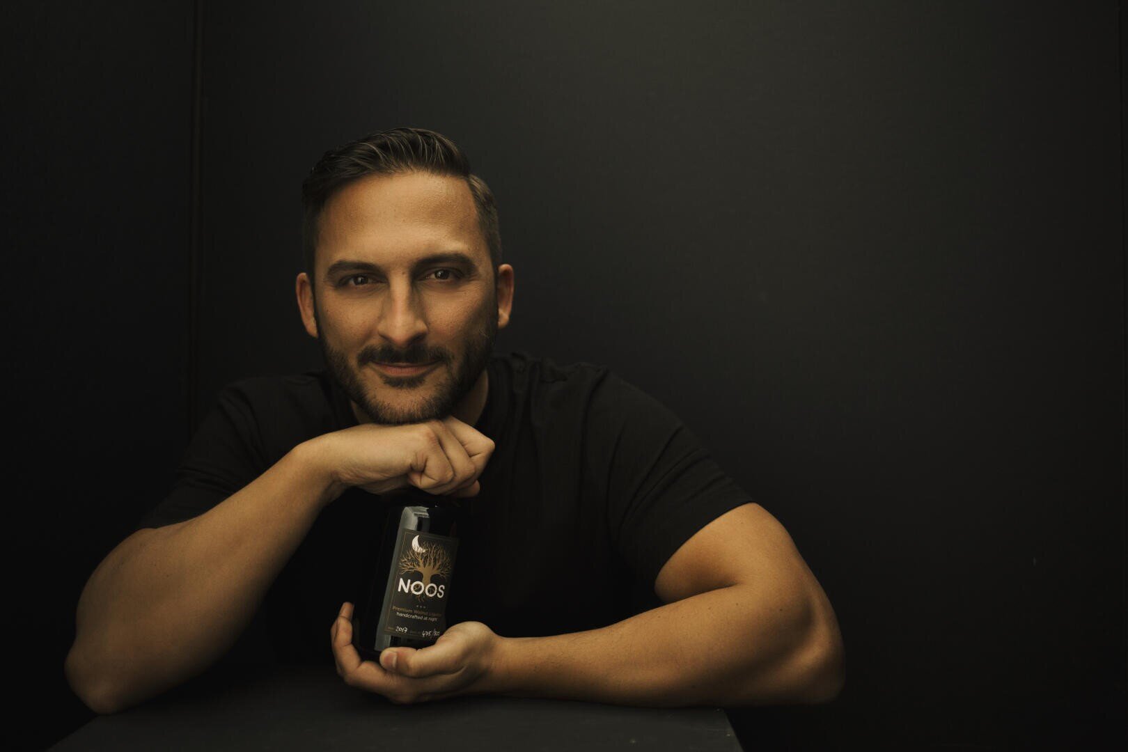 Ein Mann hält eine Flasche.