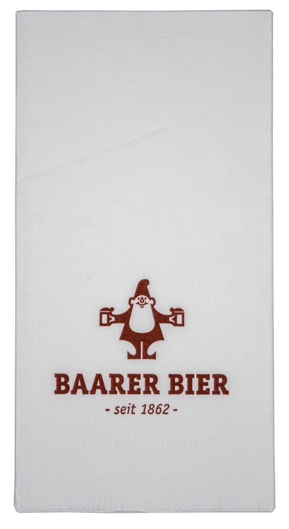 Weiße Serviette mit der roten Abbildung eines bärtigen Mannes, der zwei Bierkrüge in der Hand hält. Unter der Abbildung ist der Text BAARER BIER und seit 1862 gedruckt.