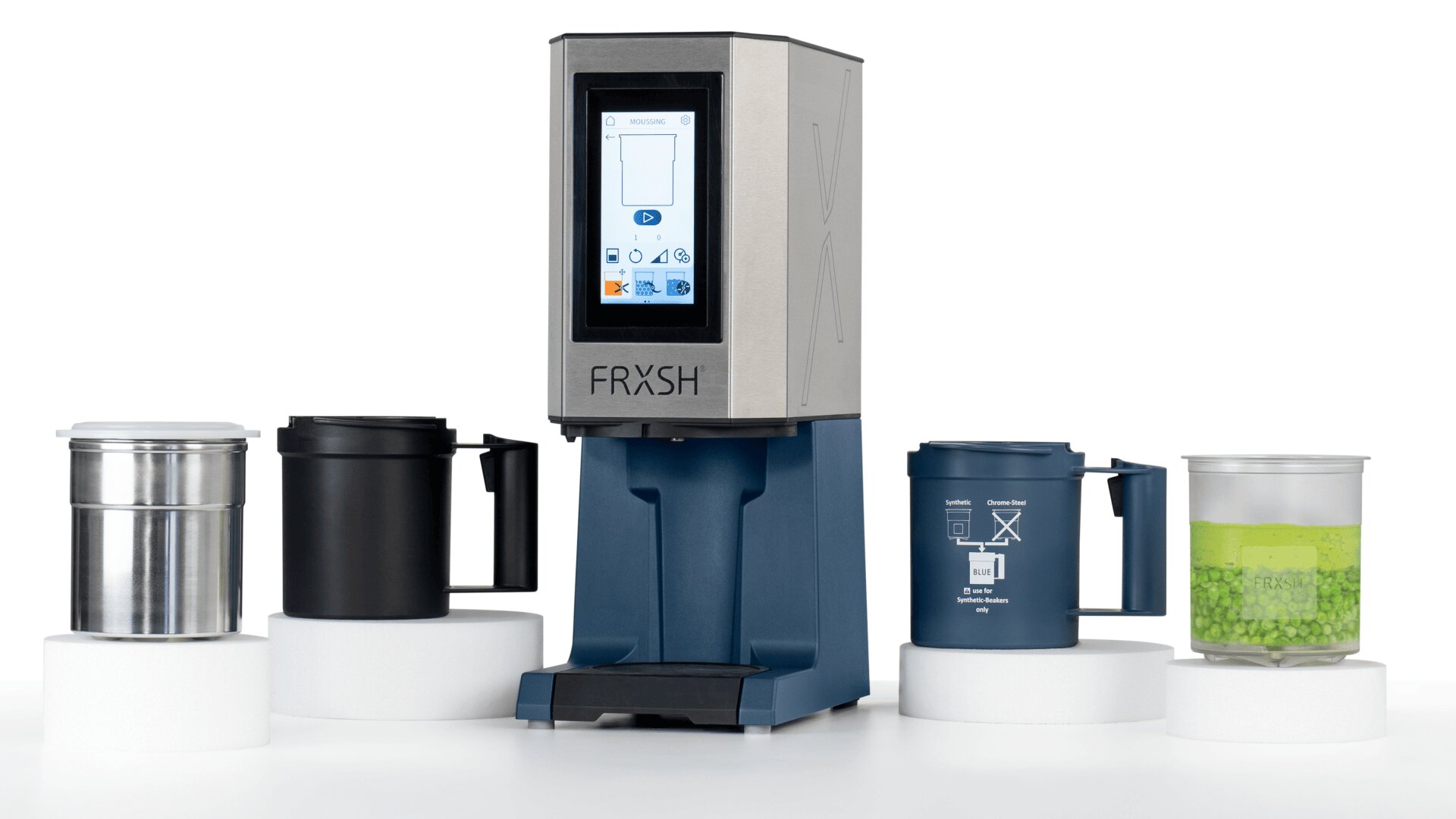 Ein moderner FRXSH-Lebensmittel- oder Getränkeautomat mit Touchscreen, umgeben von vier Behältern, darunter ein mit grünen Erbsen gefüllter und weitere in verschiedenen Materialien und Designs, die alle auf weißen Ständern stehen.