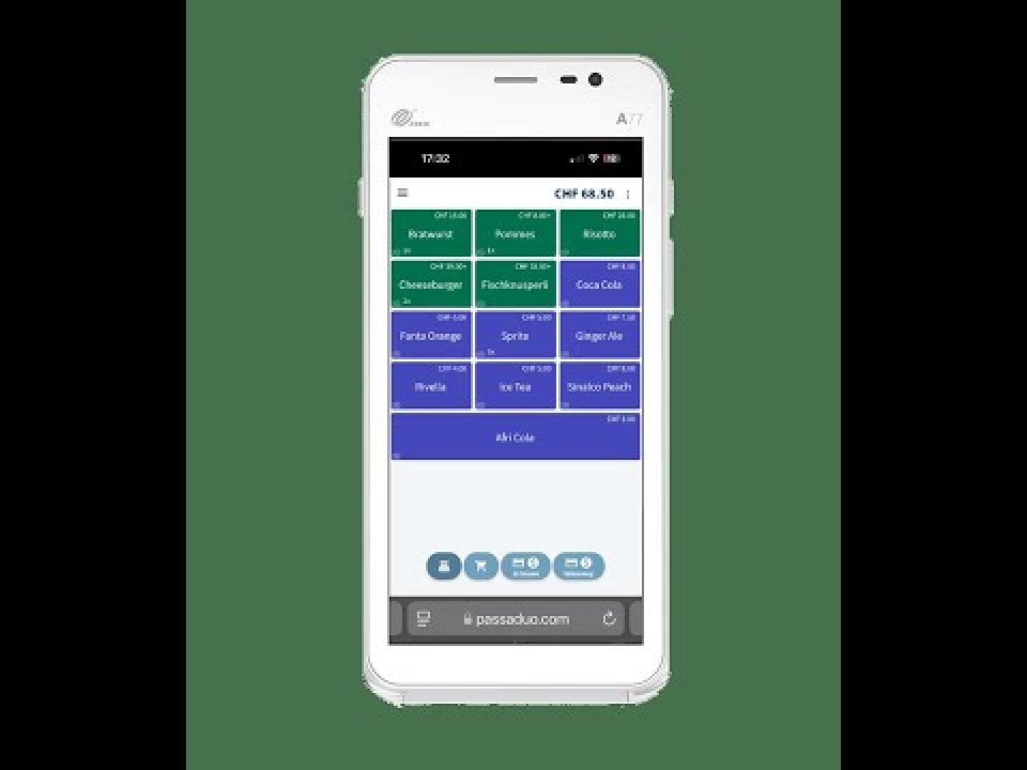 Ein weißes Smartphone zeigt eine POS-App (Point-of-Sale) mit grünen und lilafarbenen Tasten, die mit verschiedenen Getränkenamen und Preisen beschriftet sind, auf einem einfarbigen grünen Hintergrund.
