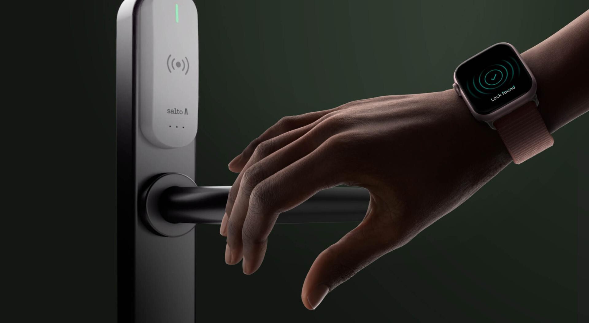Eine Hand mit einer Smartwatch umklammert eine Türklinke in der Nähe eines modernen elektronischen Schlosses, dessen Kontrollleuchte leuchtet. Die Smartwatch zeigt einen Bildschirm an, der offenbar zum Aufschließen der Tür dient.